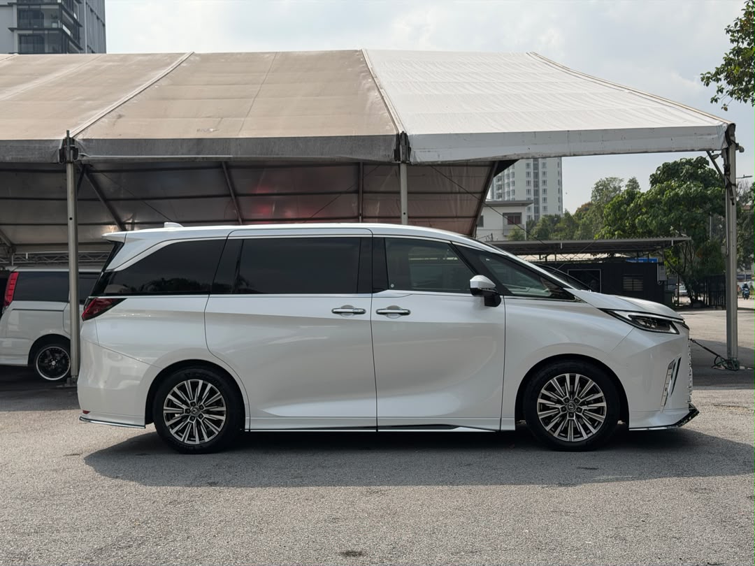 LEXUS LM500H VERSION L 4